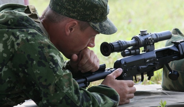 Một sĩ quan Nga đang thử nghiệm mẫu súng bắn tỉa mởi do ЦНИИточмаш chế tạo