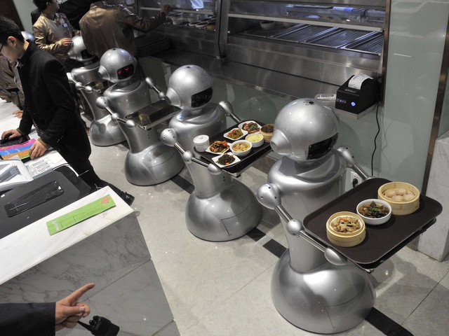Những chú Robot phục vụ trong một nhà hàng