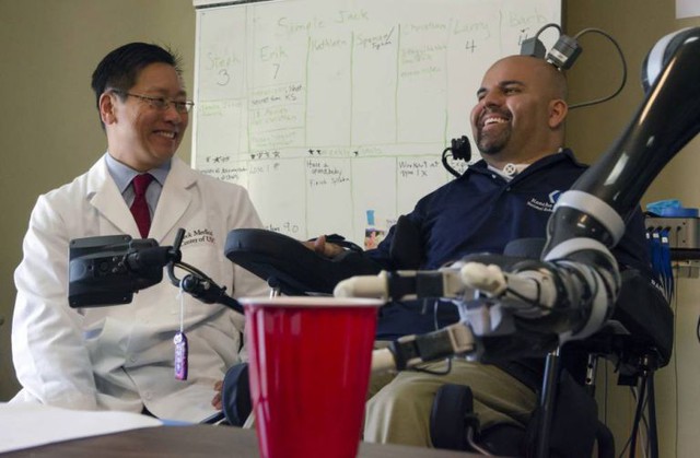 Erik Sorto tươi cười với chuyên gia thần kinh học Charles Liu sau khi ca phẫu thuật hoàn tất.