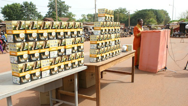  Công chúa Djigma giới thiệu sản phẩm của AdzeSolar tại các làng quên nghèo ở châu Phi. 