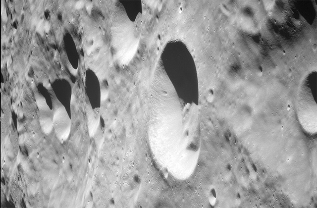 Bề mặt Mặt Trăng với nhiều miệng núi lửa được chụp từ khoang tàu vũ trụ.