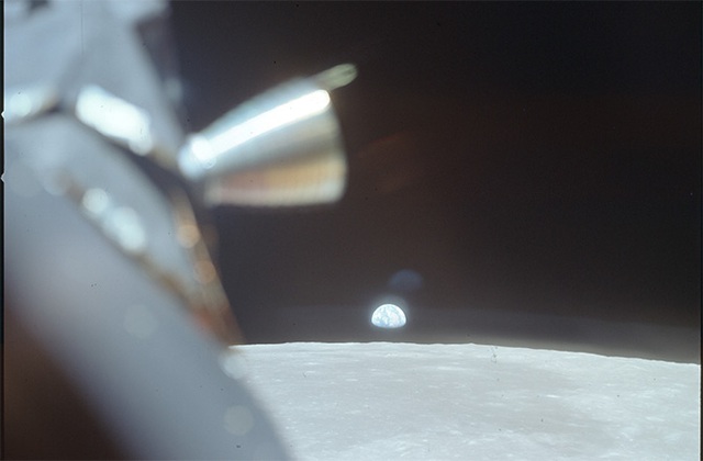 Trái Đất nhìn từ tàu Apolo 11.