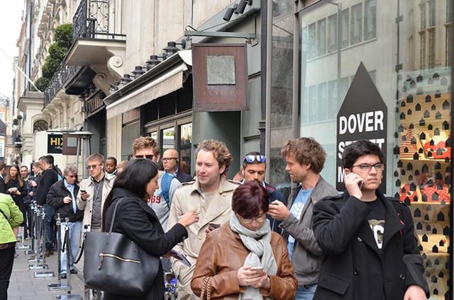Dòng người xếp hàng trước Dover Street Market tại London (Anh) để mua Apple Watch. Ảnh: The Verge