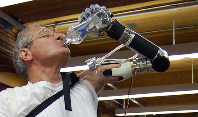Cánh tay robot giúp người đàn ông này có thể uống chai nước như một người bình thường.