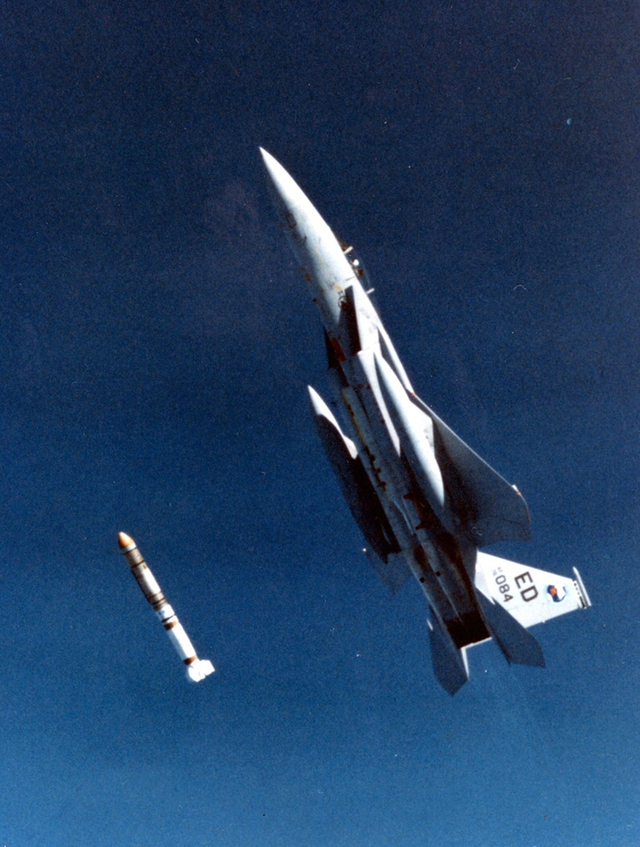 Hình ảnh F-15A phóng đi tên lửa ASM-135 ASAT.