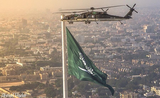 Cột cờ Jeddah l&ecirc;n ảnh c&ugrave;ng m&aacute;y bay trực thăng.