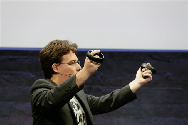 Palmer Lucky giới thiệu Oculus Touch.