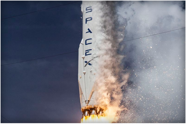 Tàu Falcon 9 bốc cháy trên không trung cuối tháng 6 vừa qua.