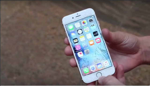  Màn hình iPhone 6s vỡ nát sau bài test thả tự do. 