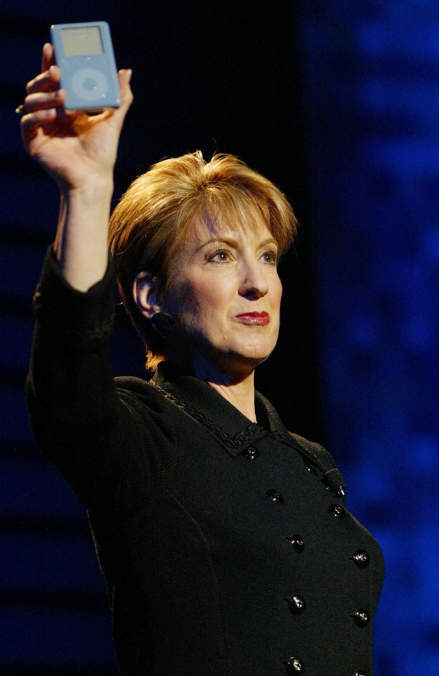  Bà Carly Fiorina giới thiệu chiếc iPod màu xanh nhạt tại CES 2004. 