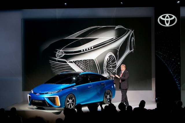 Chiếc Toyota Mirai hứa hẹn sẽ là đối thủ đáng gờm của ông trùm xe điện xứ Silicon Valley.