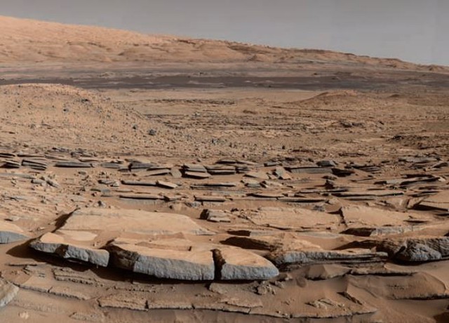  Các lớp đất đá được chụp lại từ tàu Curiosity 