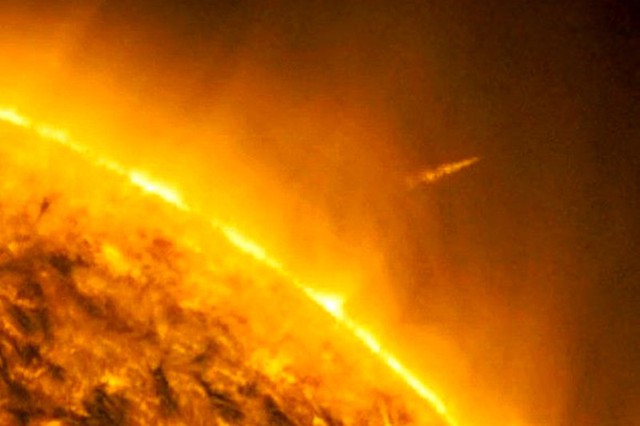 Hình ảnh sao chổi Lovejoy đi xuyên qua vành nhật hoa của Mặt trời