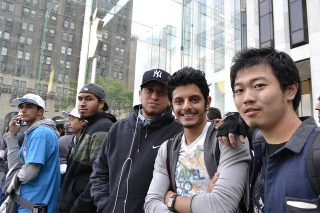 Salman Alotaibi (ở giữa) đã đứng đợi trong dòng người tại Apple Store Fifth Avenue từ khoảng 3 ngày trước. Anh là một cầu thủ 18 tuổi người Cô-oét. Kế hoạch của anh năm nay là thay mới chiếc iPhone 6 Plus của anh bị vỡ màn hình với chiếc iPhone 6s Plus màu hồng vàng.