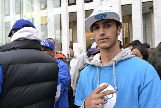 Andreas Frantzis, 18 tuổi, vừa mới tốt nghiệp THPT Queens đã đứng đợi trong dòng người khoảng 2 tuần trước khi Apple Store Fifth Avenue ở New York mở bán bộ đôi iPhone 6s và 6s Plus.