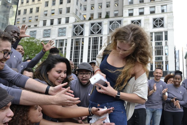 Justina Siciunaite, 25 tuổi là khách hàng đầu tiên sở hữu trên tay chiếc iPhoen 6s mới tại cửa hàng Apple Store Fifth Avenue ở New York.