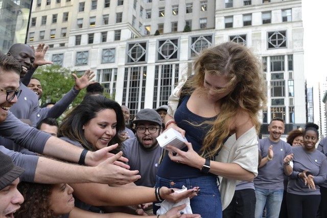  Justina Siciunaite, 25 tuổi là khách hàng đầu tiên sở hữu trên tay chiếc iPhoen 6s mới tại cửa hàng Apple Store Fifth Avenue ở New York. 