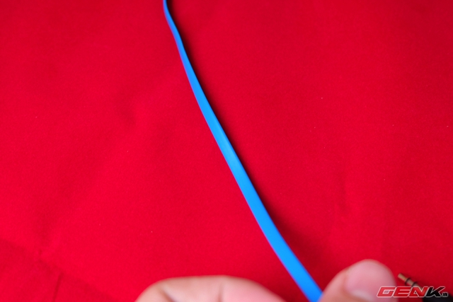 Dây của ATH AX-5 làdạng dây dẹt có 2 màu xanh-đen cùng với tông màu tai nghe, dài 1,2m và chống rối rất tốt.