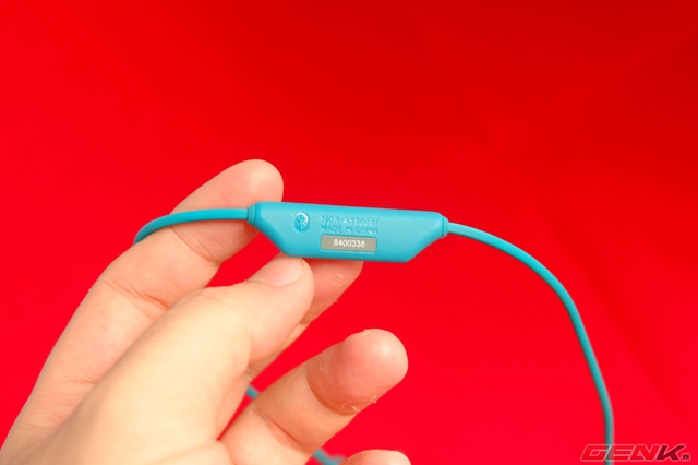 Thiết bị kết nối bluetooth 3.0, NFC và cả cụm pin được tích hợp trong một cụm điều khiển nhỏ b này é. Khi đeo tai nghe, cụm này sẽ nằm ở sau gáy của người đeo.
