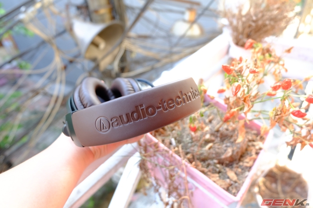 Headband với logo Audio-Technica được in rất to, rõ ràng.