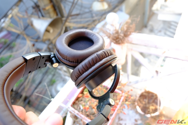 Hệ thống khớp xoay linh hoạt trên M50x giúp cho earcup có thể xoay ra ngoài, vào trong, xoay 180 độ trái phải và gập tai nghe một cách gọn gàng.