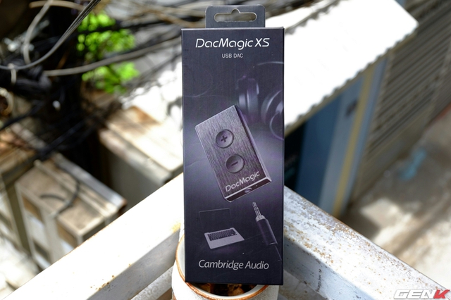 DacMagic XS được đóng hộp đơn giản với tên sản phẩm, thương hiệu Cambridge Audio cùng hình ảnh chiếc DAC này.