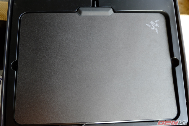 Razer Firefly là mẫu pad cứng có kích thước 35cm x 25 cm, bề dày 4mm