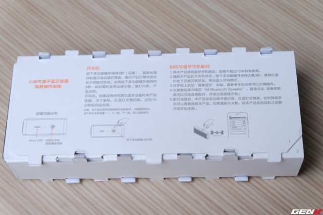 Chỉ có Xiaomi Square Box được bọc bằng một khung giấy cứng chống va đập, cùng hướng dẫn sử dụng của chiếc loa này