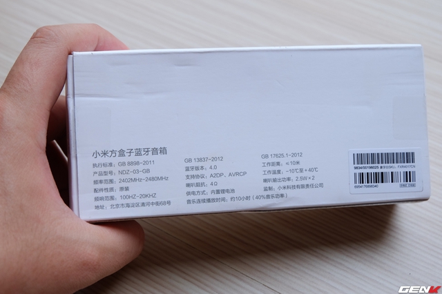 Mặt sau là đầy đủ thông số kỹ thuật của Xiaomi Square Box bằng Tiếng Anh
