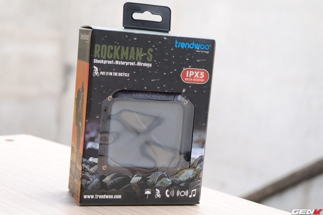 Rockman-S được đóng hộp khá đẹp mắt. Mặt trước là lớp nhựa trong suốt để người dùng có thể thấy loa ở bên trong. Một trong những tính năng quan trọng nhất là chuẩn chống nước IPX5 (chống nước theo mọi hướng).