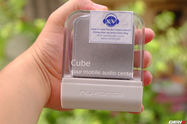 Nuforce Cube được đựng trong chiếc hộp nhựa trong rất đẹp mắt