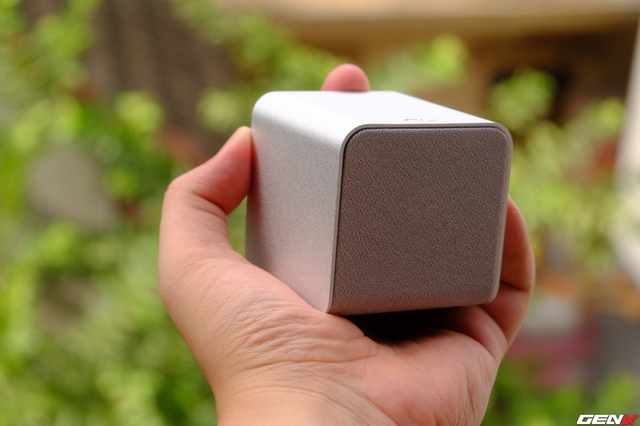 Cube có 4 phiên bản màu: xanh, đỏ, đen và xám bạc. Chiếc của mình màu xám bạc - tương tự như những sản phẩm của Apple.