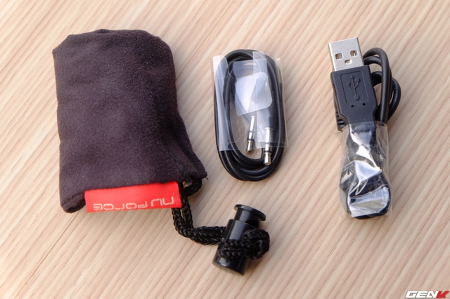 Phụ kiện đi kèm bao gồm sách hướng dẫn sử dụng, dây USB - miniUSB, dây 3.5mm và một túi đựng bằng nhung mềm