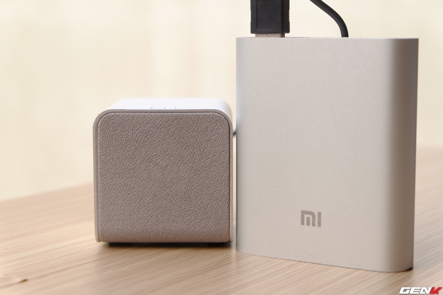  Thiết bị này cũng có thể được sạc đầy bằng pin dự phòng Xiaomi qua cổng kết nối mini USB 