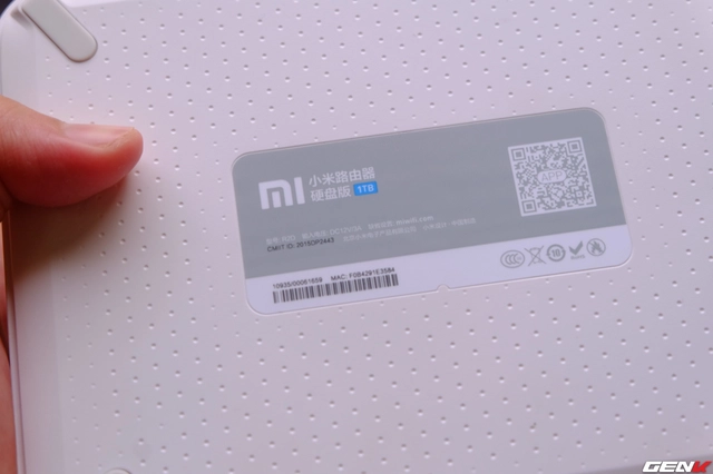  Dưới đáy là serial number và mã QR code 