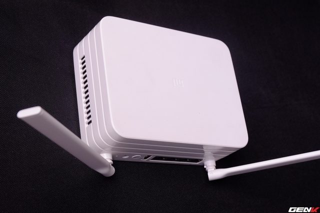 2 râu anten của router đóng vai trò thu phát sóng có thể điều chỉnh theo các hướng lên xuống, xa gần để phù hợp với cấu trúc nhà bạn cũng như vị trí đặt router