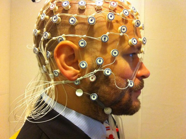 Thử nghiệm kết nối bằng điện não đồ (EEG).