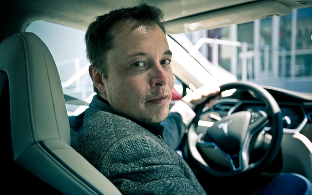 Elon Musk cùng một sản phẩm xe điện của Telsa.