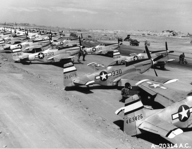  Dàn máy bay P-51 Mustang trên đảo Iwo Jima năm 1945 