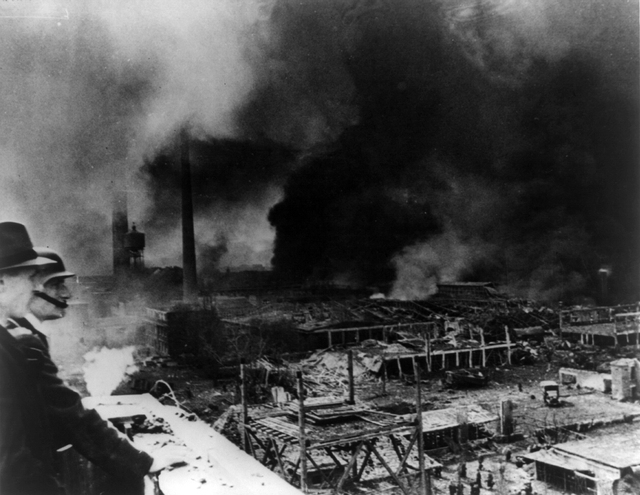  Nhà máy Henschel bị cháy sau trận thả bom của quân Đồng minh, ảnh chụp tháng 9 năm 1944 