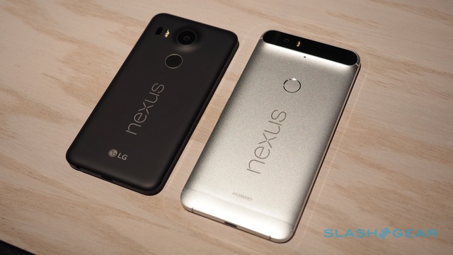  Nexus 5X (trái) đọ dáng cùng Nexus 6P (phải) 