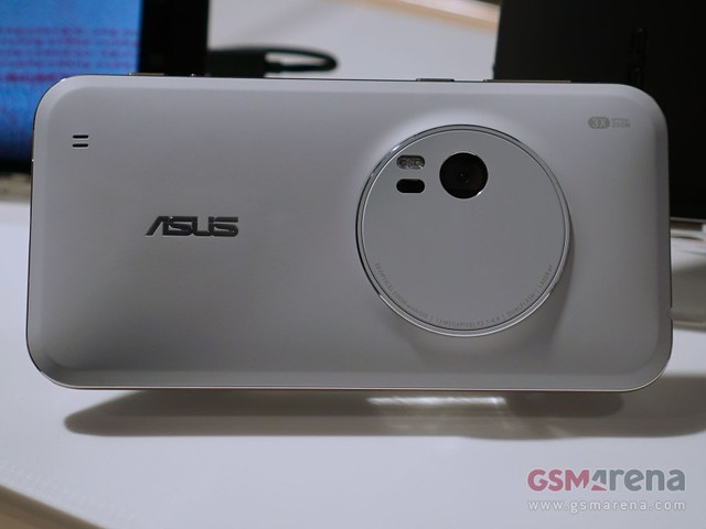 Zenfone Zoom sẽ được trang bị camera 13 megapixel hỗ trợ zoom quang 3x và có khả năng lấy nét bằng laser