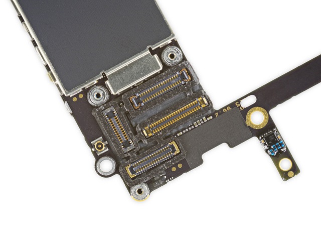  Xuất hiện 1 chút silicon tại các điểm kết nối, cùng 1 lớp phủ trên bảng mạch. 