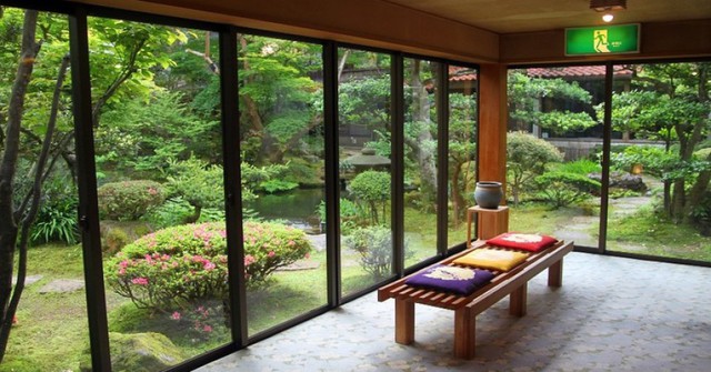 Phòng trà nhìn ra vườn tại Nishiyama Onsen Keiunkan.