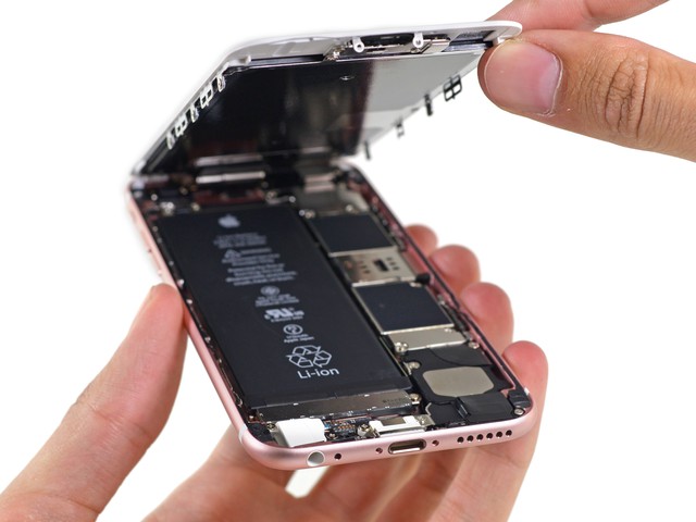  iPhone 6S sử dụng pin lithium-ion polymer tiêu chuẩn có thể hoạt động trong 15 tiếng 