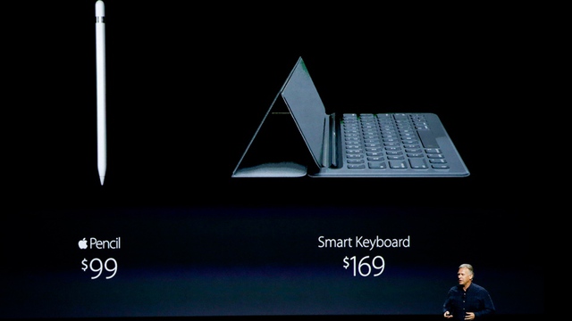  Nhiều người cho rằng iPad Pro là một sản phẩm ăn theo Microsoft Surface. 