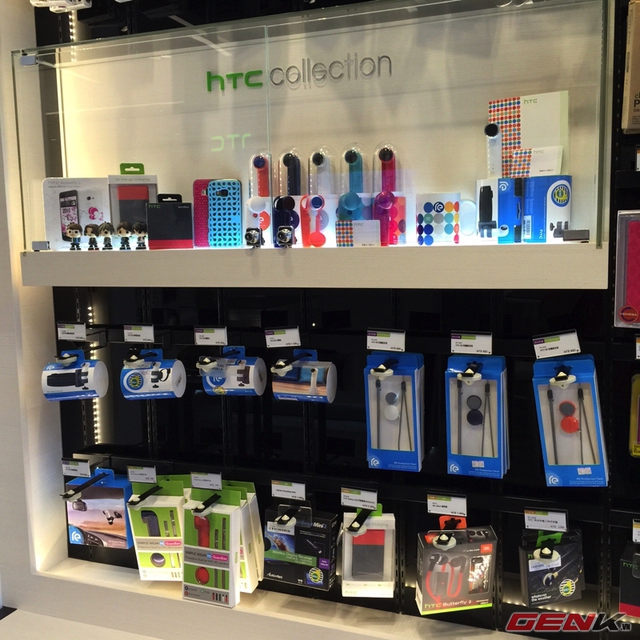 Đầy đủ phụ kiện chính hãng được bày bán tại gian trưng bày của HTC tại tầng trệt.
