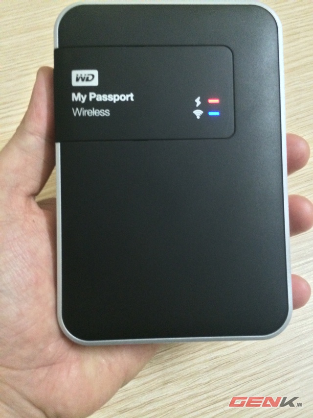 Phần bề mặt nhựa của WD My Passport Wireless có màu đen với logo WD và 2 chiếc đèn led màu đỏ - xanh cho biết trạng thái Pin và Wifi.
