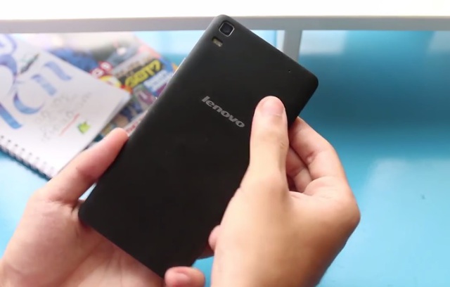 
Mặt lưng Lenovo A7000 Plus thiết kế dạng chống b&aacute;m v&acirc;n tay
