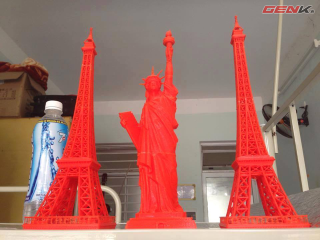Tháp Eiffel và tượng Nữ thần tự do là sản phẩm từ máy in 3D của nhóm.
